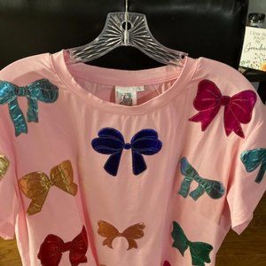 QUEEN OF SPARKLES LIGHT PINK RAINBOW SCATTERED BOW TEE - New